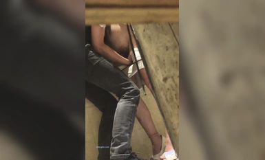 호텔 여자 화장실에서 젊은 커플을 염탐하는 것을 보고 큰일 났다는 걸 알았어요.
