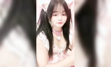 ダブルポニーテールのちょっとカワイイ女の子！久しぶりにお見せします！猫耳に短いスカート、服を下ろして偽チンポに腰掛け、水滴が滴るアソコのアップ！