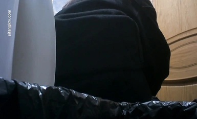 Pakar fotografi tandas domestik menyelinap masuk ke dalam tandas wanita di sebuah restoran pusat beli-belah dan merakam seorang wanita yang sedang kencing dalam pemandangan panoramik.