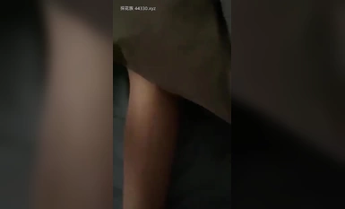 重磅吃瓜-懷疑自己女友跟別的男人睡覺,趁睡著後用膠水把女友逼粘住,導致女友都無法尿尿