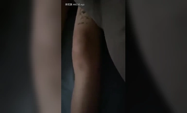重磅吃瓜-懷疑自己女友跟別的男人睡覺,趁睡著後用膠水把女友逼粘住,導致女友都無法尿尿