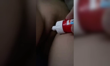 重磅吃瓜-懷疑自己女友跟別的男人睡覺,趁睡著後用膠水把女友逼粘住,導致女友都無法尿尿