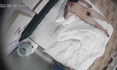 The boutique Le Orange Hotel secretly shoot Huge breasts and buttocks beautiful young woman 69 oral sex battle intense bed are nappy crooked small brother with a cell phone to shoot pussy close-ups