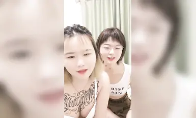 Isang lalaki at dalawang babae, mga batang babae na ipinanganak noong 2000s! Babaeng may maikling buhok at salamin! Isang batang babae na may maliliit na suso at mabalahibong puki ang napasok ng malalim habang nakasakay sa kanya, at kinunan ito ng video n
