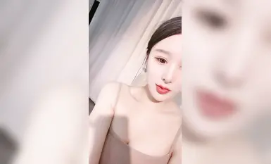 模特級網紅女神！濃妝紅唇超性感！吊帶長裙極品美腿，半脫下黑絲翹臀插穴，微毛嫩穴緊致極度誘惑