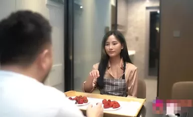 หลอกล่อน้องชายแฟนให้กินสตอเบอรี่ลูกเล็กของตัวเอง - ว่านเอ๋อ