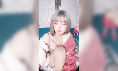 Napakagandang binibini na may maikling kulay-abo na buhok! Inilunsad kamakailan ang isang bayad na silid! Mga seksing medyas at magagandang paa, malaking itim na baka na dildo, magkabilaan, maruming kausap, sobrang slutty