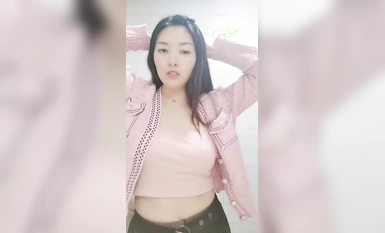 น้องใหม่ไปทะเลกับสาวงามสง่า! ยกทรงห้องน้ำสิ่งล่อใจ! เธอทำให้ร่างกายเปียกในห้องอาบน้ำและเขย่าหน้าอกของเธอ เปิดหีของเธอในระยะใกล้ และนิ้วของเธอสอดเข้าไปในช่องคลอดของเธอ เธอกรีดร้องและครางเสียงดังด้วยความยินดี