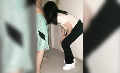 【極品 性愛流出】年輕小情侶樓梯間口交做愛玩刺激 女友口活不錯裹的長屌滋滋響 翹美臀後入懟著一頓猛操 