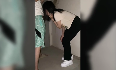 최고의 섹스 흐름] 계단에서 젊은 커플 오럴 섹스 자극 여자 친구 오럴 섹스는 긴 자지 ZiZiZi 소리, 아름다운 엉덩이를 다시 섹스하기 어렵게 감싸는 것이 좋다.
