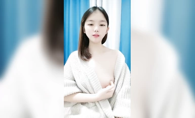 極品嫩妹露臉脫光光洗澡誘惑狼友，掰開逼逼給狼友看，讓男友吃奶舔逼口交大雞巴，無套抽插爆草全射在逼上
