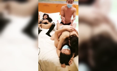 สองสาวคนใหม่! เปิดตัวความหลงใหล 4P! นวดหน้าอกของเธอและทุบหีของเธอ ดูดกระเจี๊ยวใหญ่ในขณะที่ร่วมเพศเธอ กางขาของเธอและร่วมเพศเธออย่างหนัก ในขณะที่สาวสวยเฝ้าดูจากด้านข้าง