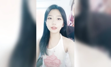 純欲系天花板！近期下海超高顏值！撩起小背心看小奶子，換上睡衣項圈鏈子，扭腰擺臀脫衣舞