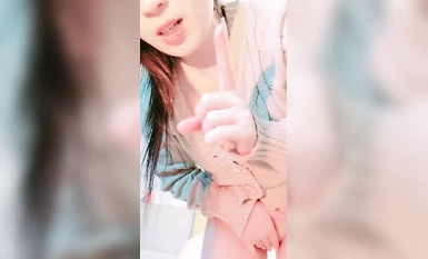 氣質美少婦！看似文靜騷的很！脫下牛仔褲揉搓肥穴，水晶假屌抽插，高潮大量噴水，表情一臉享受