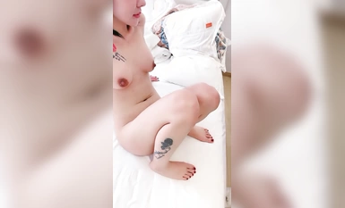 紋身女郎被約到酒店裡面大戰雙男，露臉口交插嘴特寫多陰毛蝴蝶逼鮑魚揉搓陰蒂吃逼