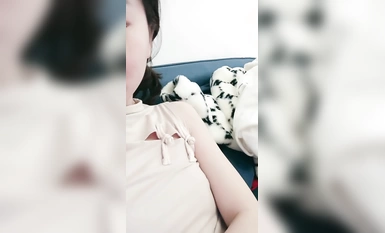 자매는 라이브 쇼에서 함께 얼굴을 보여주고, 소품을 가지고 놀고, 자신의 음부를 자랑하고, 음부를 핥아 먹게 하고, 야한 소리를 내기도 합니다.