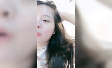 자매는 라이브 쇼에서 함께 얼굴을 보여주고, 소품을 가지고 놀고, 자신의 음부를 자랑하고, 음부를 핥아 먹게 하고, 야한 소리를 내기도 합니다.