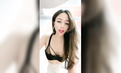 Cơ thể chín đầu 170CM! Người đẹp hàng đầu với sóng lớn! Chân dài gợi cảm cởi quần, nhét dương vật giả vào máy ảnh rồi nhét vào âm đạo. Đeo dây treo và tất đen lại càng hấp dẫn hơn.