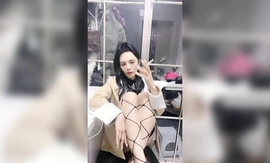 Ang maharlikang kapatid na babae ay isang perpektong bagong kagandahan! Sexy fishnet stockings! Close-up ng paghimas ng mga suso at pagbasag ng puki, kinunan mula sa ibaba hanggang sa itaas, daing at daing ng labis na kalokohan