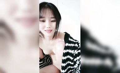 放假在家的學妹露臉直播賺外快，聽狼友指揮玩弄騷穴，撅著屁股掰開給狼友看特寫，揉奶自慰呻吟精彩不要錯過