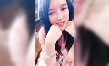 Ang sexy at cute na batang babae na may magandang hitsura ay nagpakita ng kanyang mukha sa isang madamdamin na palabas sa buong proseso ng kanyang matibay na mga suso at ang kanyang mga utong ay kulay-rosas. up, na lubhang kapana-panabik.