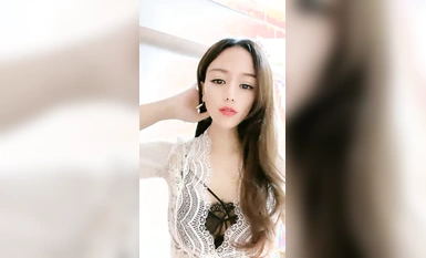 170CM九頭身！大波浪頂級美御姐！吊帶黑絲襪尿尿，椅子上超近視角插穴，翹起屁股掰開騷穴