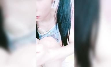 Cô gái 18 tuổi thuần khiết với mái tóc đuôi ngựa đôi! Kawaii thủ dâm quy mô lớn! Dương vật giả rung và cọ vào lỗ âm vật, máy mát xa rung và tạo ra độ ẩm cao, nghe những tiếng rên rỉ rất hay.