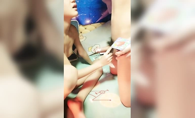 顏值很高的蘿莉小美女露臉誘惑狼友，跟小哥哥發騷，雞巴上倒上草莓酸奶口交，無毛白虎逼道具抽插舔逼舔菊花