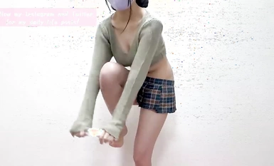 Bộ ngực khủng dễ thương của Anna Jiang lộ ra trong bộ váy