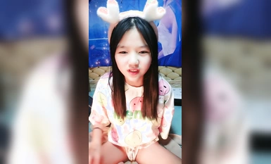 極品尤物00後嫩妹！甜美系鄰家妹妹型！微毛一線天粉穴，浴室洗澡貧乳，振動棒磨蹭插入，炮友舔穴好癢