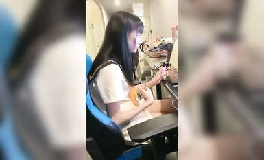 Một cô gái xinh đẹp với khát vọng thuần khiết trên trần nhà! Hãy cởi quần lót và con mèo không có lông của bạn ra! Trải rộng âm hộ chật hẹp, nắm lấy tinh ranh lớn và liếm nó, chủ động cưỡi bao cao su và gọi bố