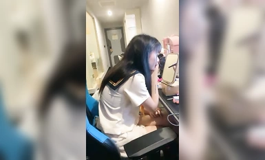 Một cô gái xinh đẹp với khát vọng thuần khiết trên trần nhà! Hãy cởi quần lót và con mèo không có lông của bạn ra! Trải rộng âm hộ chật hẹp, nắm lấy tinh ranh lớn và liếm nó, chủ động cưỡi bao cao su và gọi bố