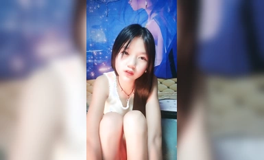 極品尤物00後嫩妹！甜美系鄰家妹妹型！一線天饅頭肥穴，掰穴振動棒抽插，小男友JB軟了無法滿足