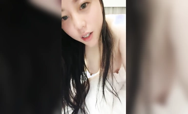 微胖女神露臉酒店伺候大哥，顏值不錯深喉大雞巴，讓大哥揉奶摳逼，特寫展示騷逼舔淫水，讓大哥後入抽插刺激