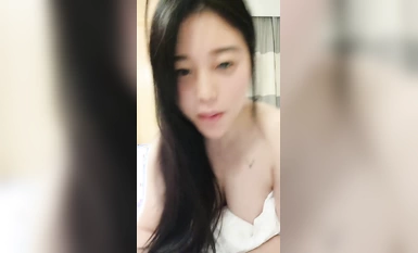 微胖女神露臉酒店伺候大哥，顏值不錯深喉大雞巴，讓大哥揉奶摳逼，特寫展示騷逼舔淫水，讓大哥後入抽插刺激