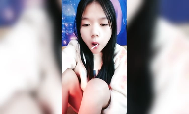Nữ thần loli quyến rũ lộ khuôn mặt của mình trong suốt quá trình tương tác và tán tỉnh những người bạn sói của mình. Cô ấy tắm với âm hộ màu hồng gợi cảm của mình để dụ những người bạn sói của mình đi tiểu. Cô ấy đặt sữa chua lên âm hộ của mình và để anh trai liếm cô ấy. thổi kèn cho cô ấy.
