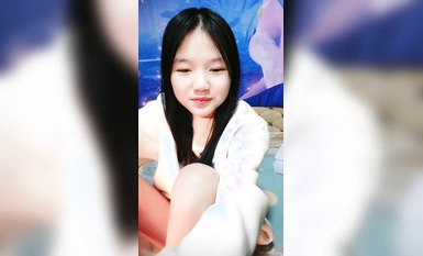Nữ thần loli quyến rũ lộ khuôn mặt của mình trong suốt quá trình tương tác và tán tỉnh những người bạn sói của mình. Cô ấy tắm với âm hộ màu hồng gợi cảm của mình để dụ những người bạn sói của mình đi tiểu. Cô ấy đặt sữa chua lên âm hộ của mình và để anh trai liếm cô ấy. thổi kèn cho cô ấy.