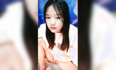 Nữ thần loli quyến rũ lộ khuôn mặt của mình trong suốt quá trình tương tác và tán tỉnh những người bạn sói của mình. Cô ấy tắm với âm hộ màu hồng gợi cảm của mình để dụ những người bạn sói của mình đi tiểu. Cô ấy đặt sữa chua lên âm hộ của mình và để anh trai liếm cô ấy. thổi kèn cho cô ấy.