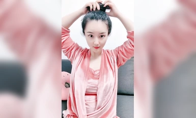 唯美性感露臉極品風騷少婦，聽狼友指揮先洗澡誘惑狼友，床上各種騷浪動作展示，揉奶玩逼奶子逼心精彩刺激