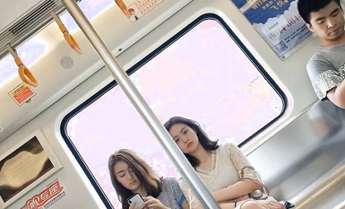 Ikuti wanita berkolar putih yang cantik dengan skirt berongga dan kasut tumit tinggi perak di stesen kereta api bawah tanah, ambil peluang untuk mengagumi seluar dalam merah jambu renda dan rambut berbulu.