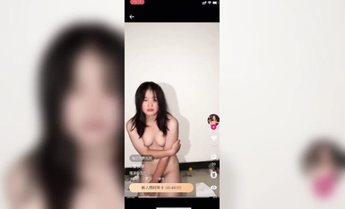 校園霸凌 學生妹被女同學扒光衣服,還叫來男同學參觀,還強迫她跪在男同學面前說我愛你一生一世
