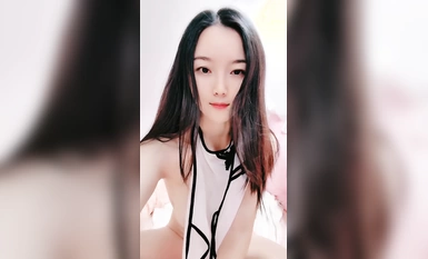 Muối biển vị sữa của người phụ nữ trẻ đẹp nhất lộ mặt trong một buổi phát sóng trực tiếp đầy năng lượng về sự quyến rũ. Cô ấy thủ dâm bằng đạo cụ và có biểu cảm dâm đãng trên âm hộ của mình. Cô ấy đang tắm và bị quyến rũ bởi chiếc đai nịt bụng gợi tình, xoa bóp ngực. và chơi với âm hộ của cô ấy ở nhiều màn hình khác nhau.