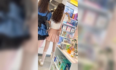 Isang magandang babae na naka JK na puting medyas at maiksing palda ang sinusundan sa mall at lihim na kinunan ng larawan. Siya ay isang celebrity beauty sa Internet na may puting lace na panloob at isang puting panloob na may maliliit na pakpak.