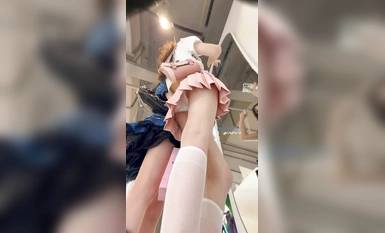 Isang magandang babae na naka JK na puting medyas at maiksing palda ang sinusundan sa mall at lihim na kinunan ng larawan. Siya ay isang celebrity beauty sa Internet na may puting lace na panloob at isang puting panloob na may maliliit na pakpak.
