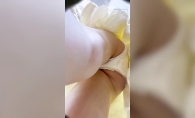 Isang magandang babae na naka JK na puting medyas at maiksing palda ang sinusundan sa mall at lihim na kinunan ng larawan. Siya ay isang celebrity beauty sa Internet na may puting lace na panloob at isang puting panloob na may maliliit na pakpak.