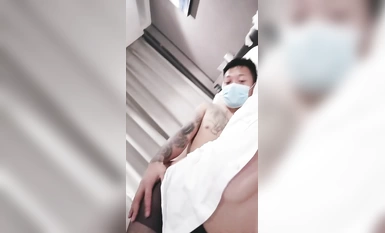 Ang may tattoo na kapatid na may makapal at malaking titi ay nagtanong sa mainit na batang babae na magsuot ng itim na medyas at makipaglaro sa kanya at binigyan siya ng isang blowjob sa maraming posisyon at gumawa ng mahalay na tunog habang nilalaro ang 