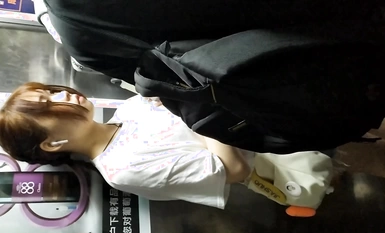 科技園女廁脫光下半身聞內褲小騷妹 從後面看飽滿的嫩穴真像菠蘿 2