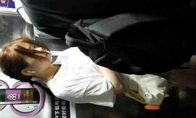 科技園女廁脫光下半身聞內褲小騷妹 從後面看飽滿的嫩穴真像菠蘿 2