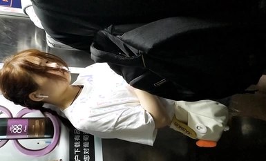 科技園女廁脫光下半身聞內褲小騷妹 從後面看飽滿的嫩穴真像菠蘿 2
