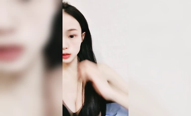 新人下海小姐姐！浴室邊洗澡邊操逼！扶著洗手台炮友後入，馬桶上騎坐揉捏奶子，轉戰卧室激情繼續